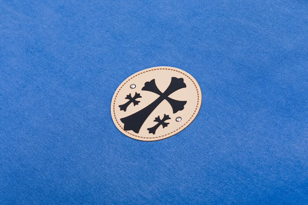 P220 CHROME HEARTS LoGo is fashionable and elegant, with dropped shoulders. The fabric is made of 26s double-yarn combed cotton compact spinning yarn with a weight of 280. It is matched with 1*1 Salona rib. The fabric is fermented and has a loose fit. Color: blue (washed with holes) size: S～XXL